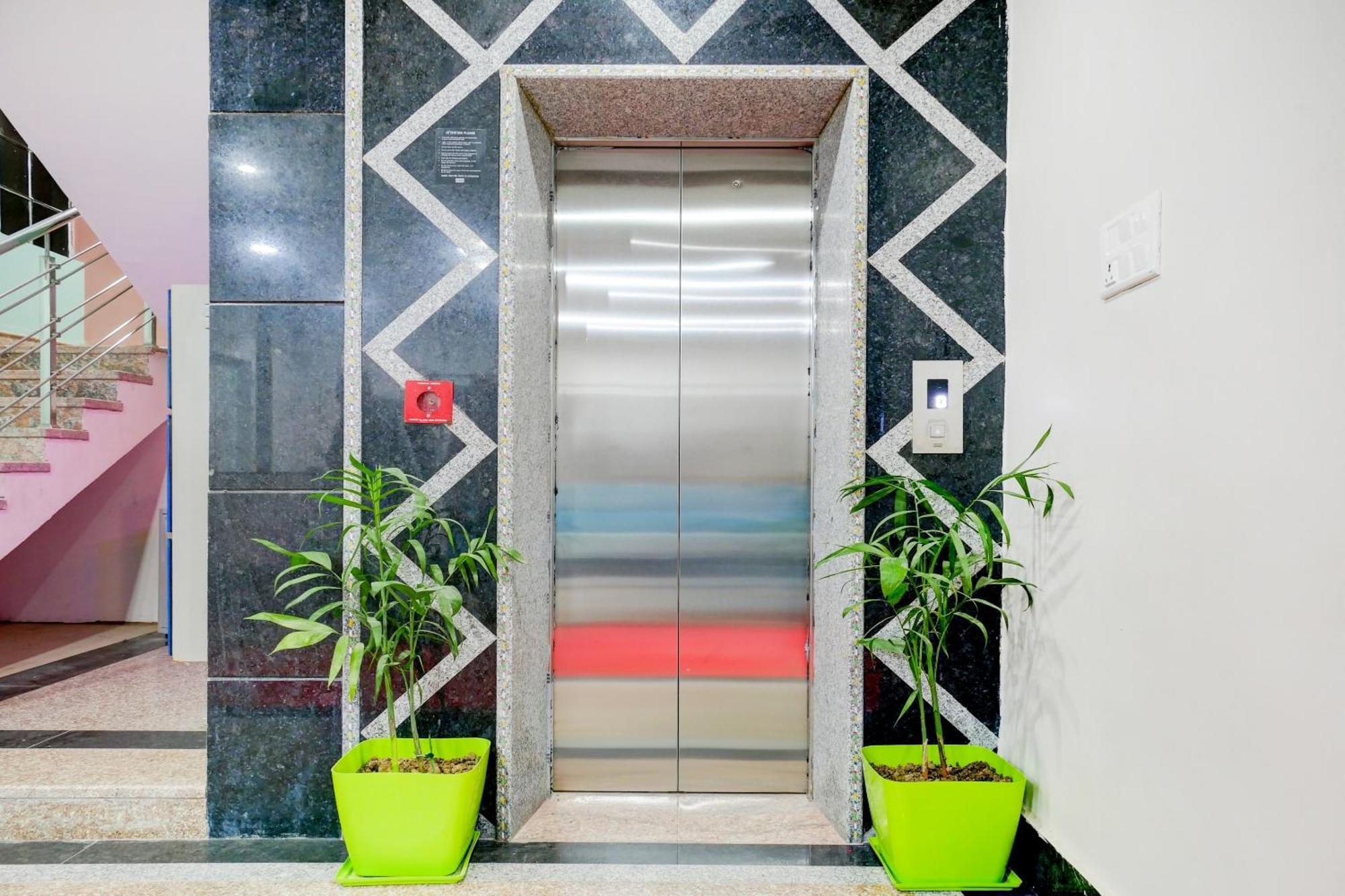 ホテル Townhouse Navneeta Grand Kakarmatha エクステリア 写真