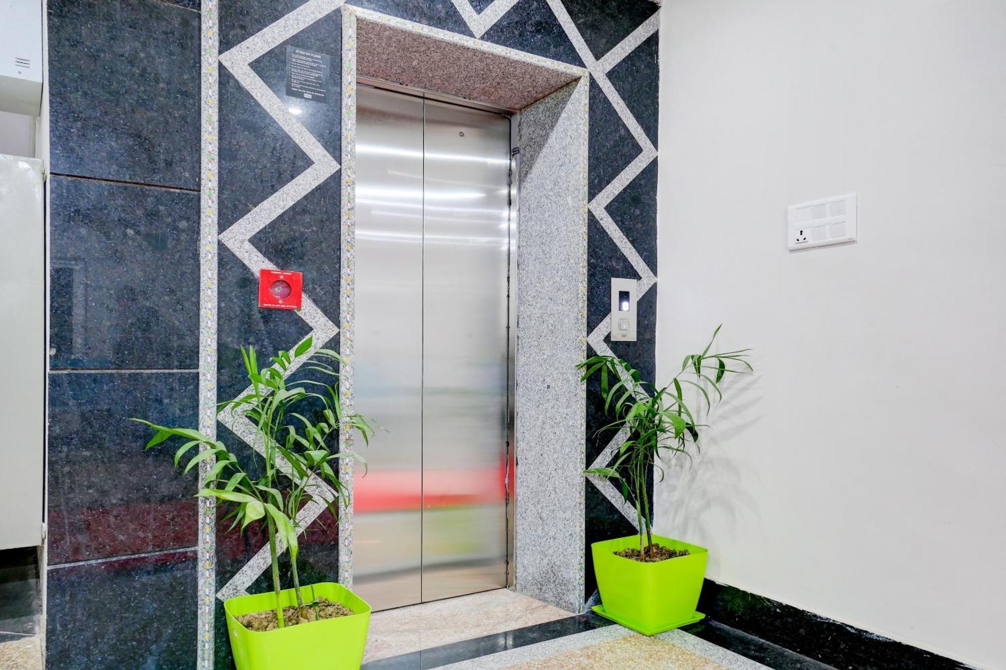 ホテル Townhouse Navneeta Grand Kakarmatha エクステリア 写真